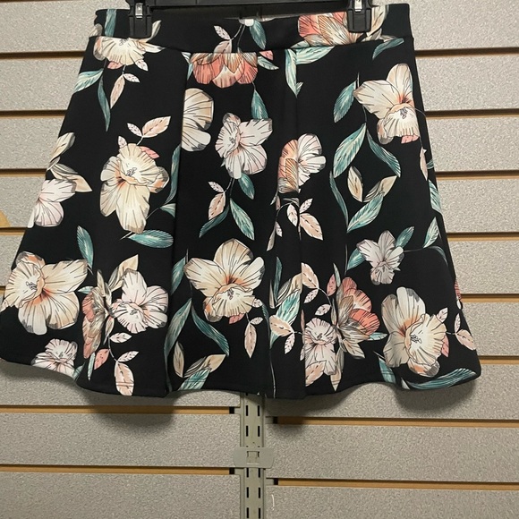Decree Large Black And Floral Full Short Skirt! - Picture 3 of 4